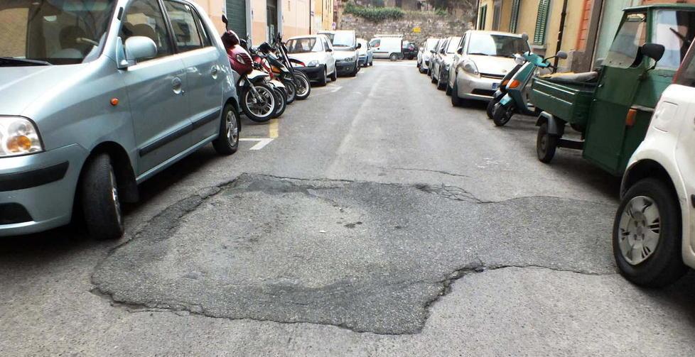 Via al monitoraggio delle strade più rovinate 