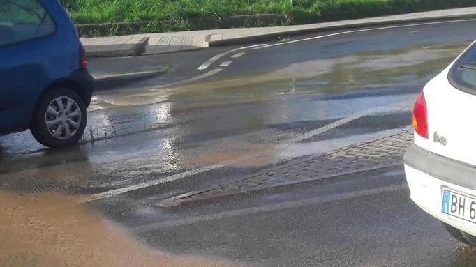 Rotta una tubatura e l’acqua invade via Rosselli