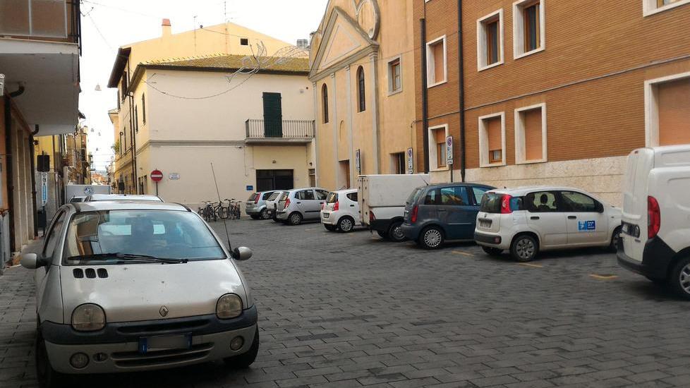 Traffico selvaggio e sosta sulle strisce