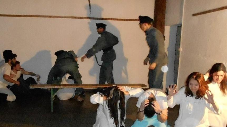 Gli scout-attori interpretano a Gazzano la strage di Bettola