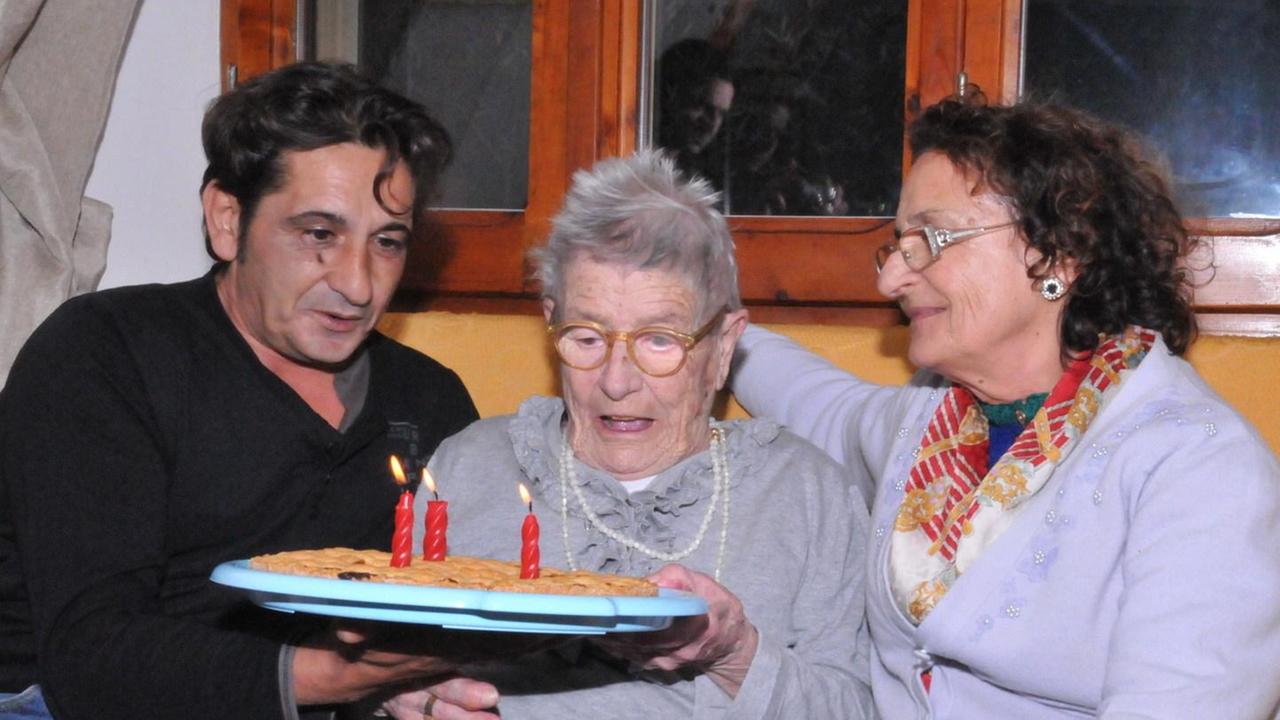 Irene Lena festeggiata dai parenti per i suoi 105 anni
