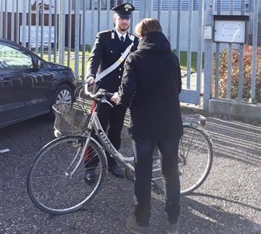 Le prende la bicicletta e vuole soldi per restituirla: arrestato