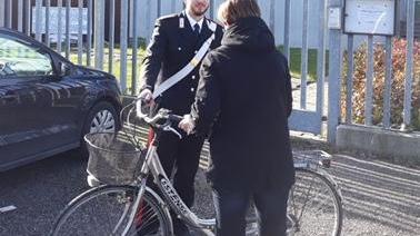 Le prende la bicicletta e vuole soldi per restituirla: arrestato