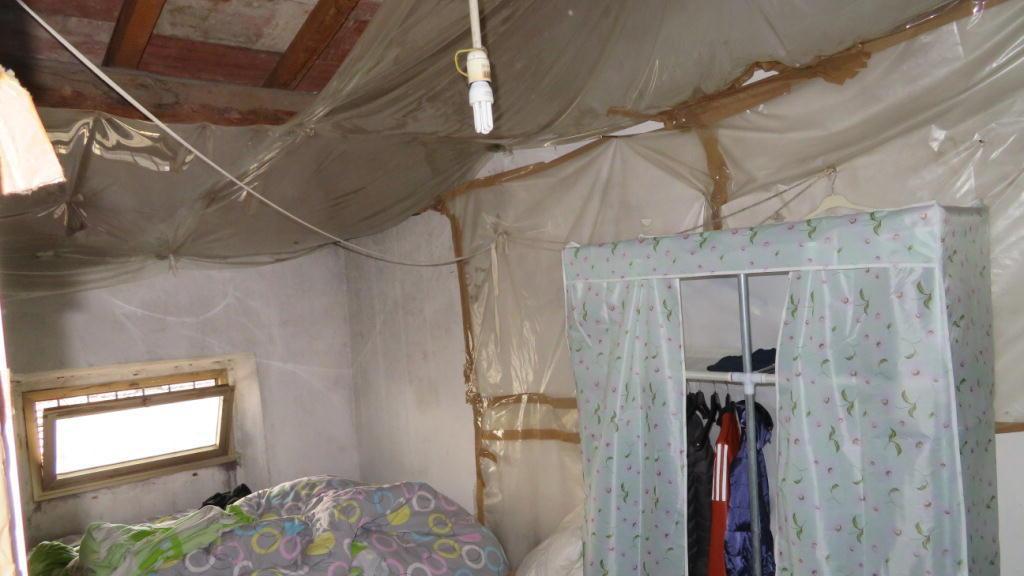 Il dormitorio abusivo nella soffitta di Galciana