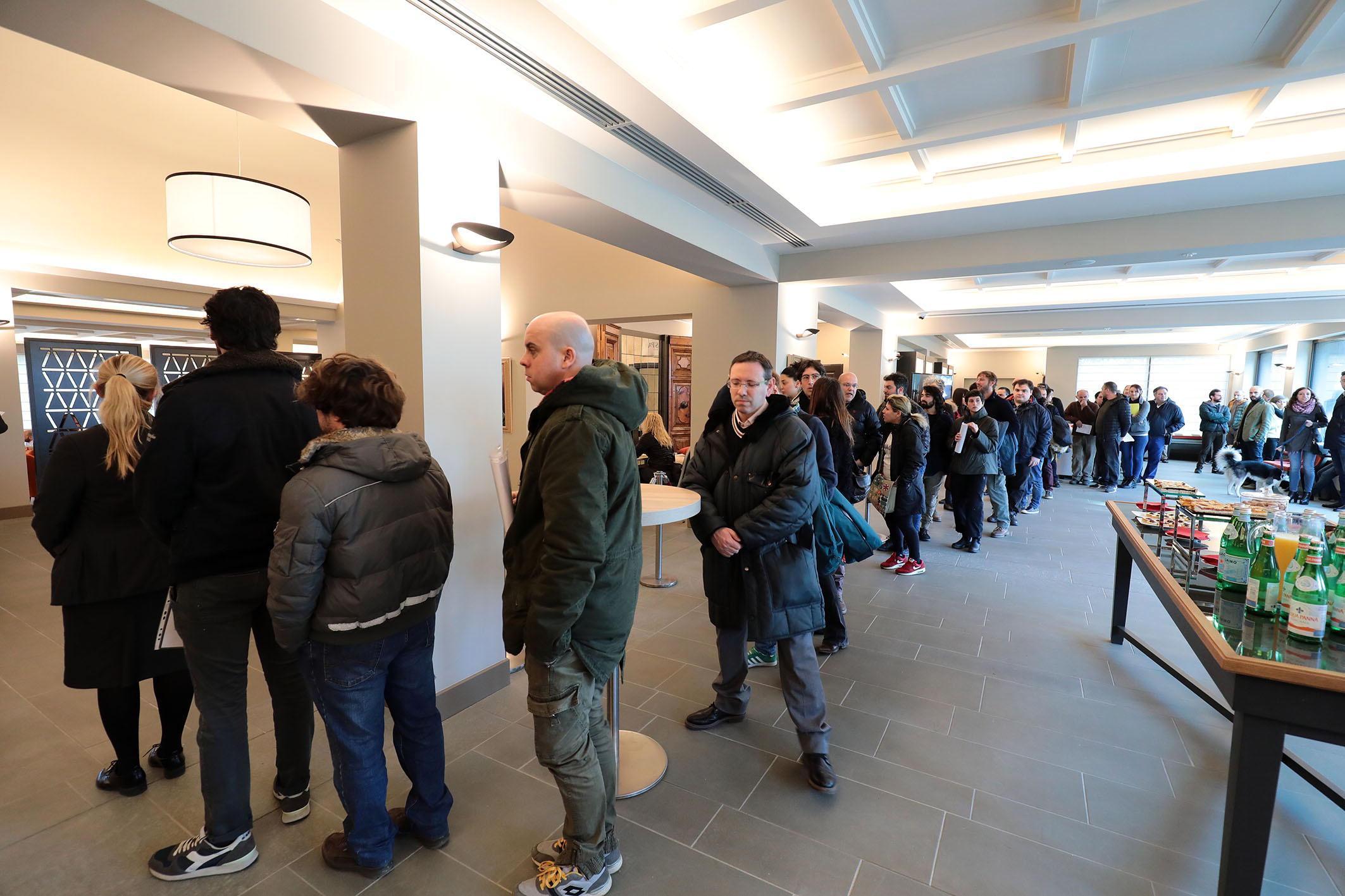 La fila per i colloqui (foto Agenzia Sestini)