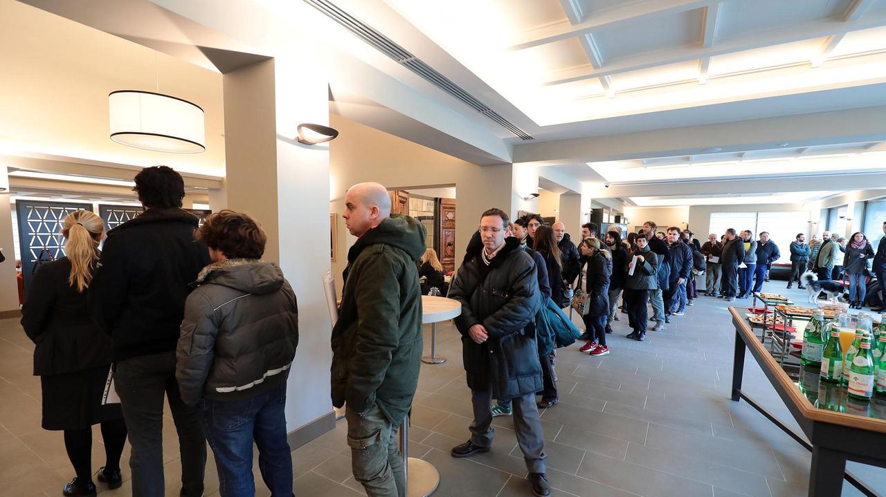 La fila per i colloqui (foto Agenzia Sestini)
