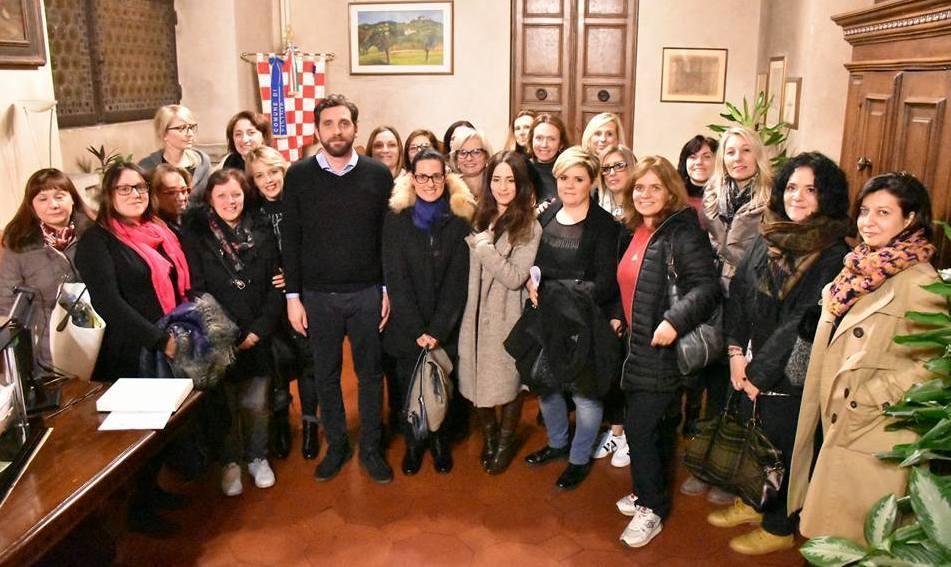 Il sindaco con le maestre senza più abilitazione