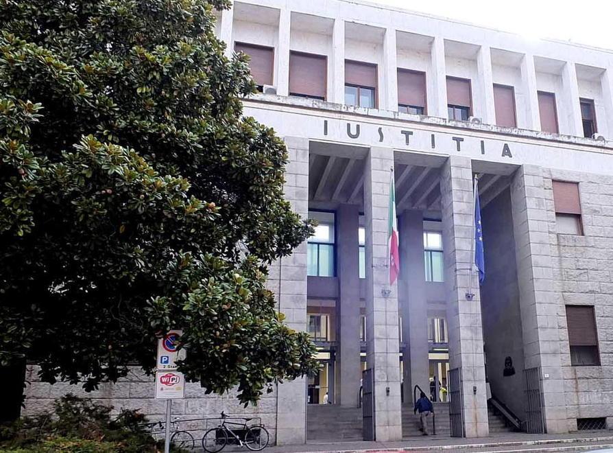 «Non l’ho mai palpeggiata: da me solo baci e abbracci» 