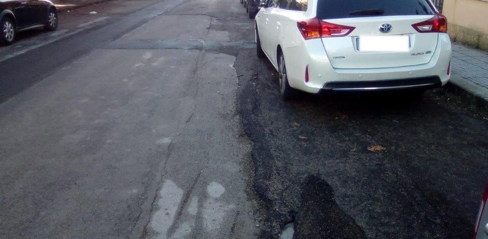 Strada dissestata, difficile muoversi per un disabile 