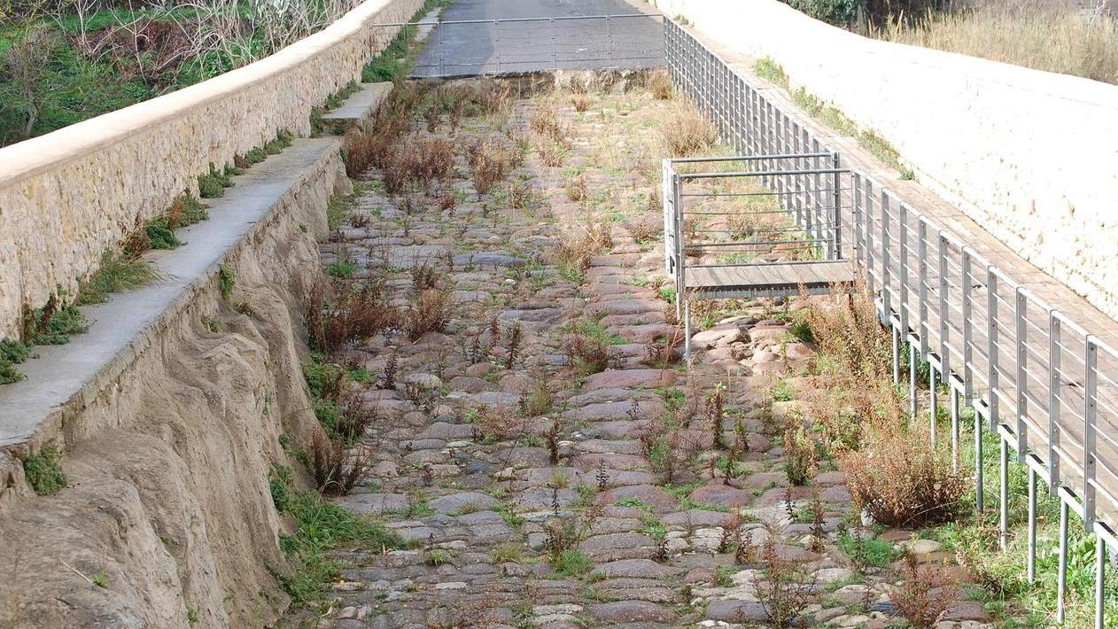 L’antico Ponte Romano soffocato dalle erbacce