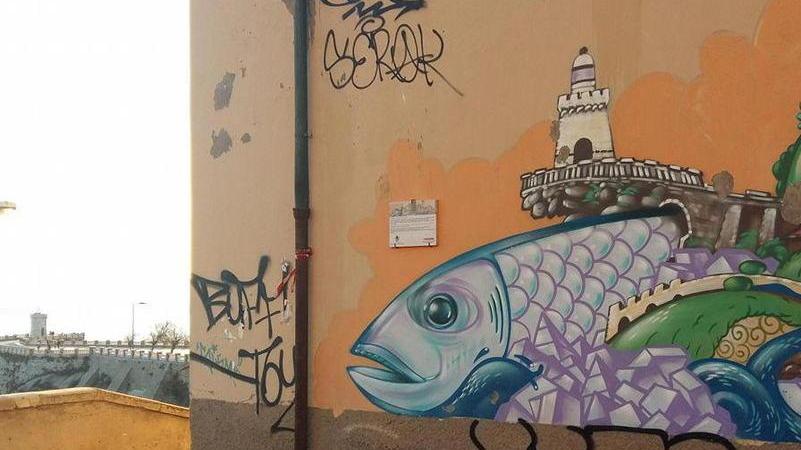 Ovunque scritte sui muri, i vandali sporcano i murales