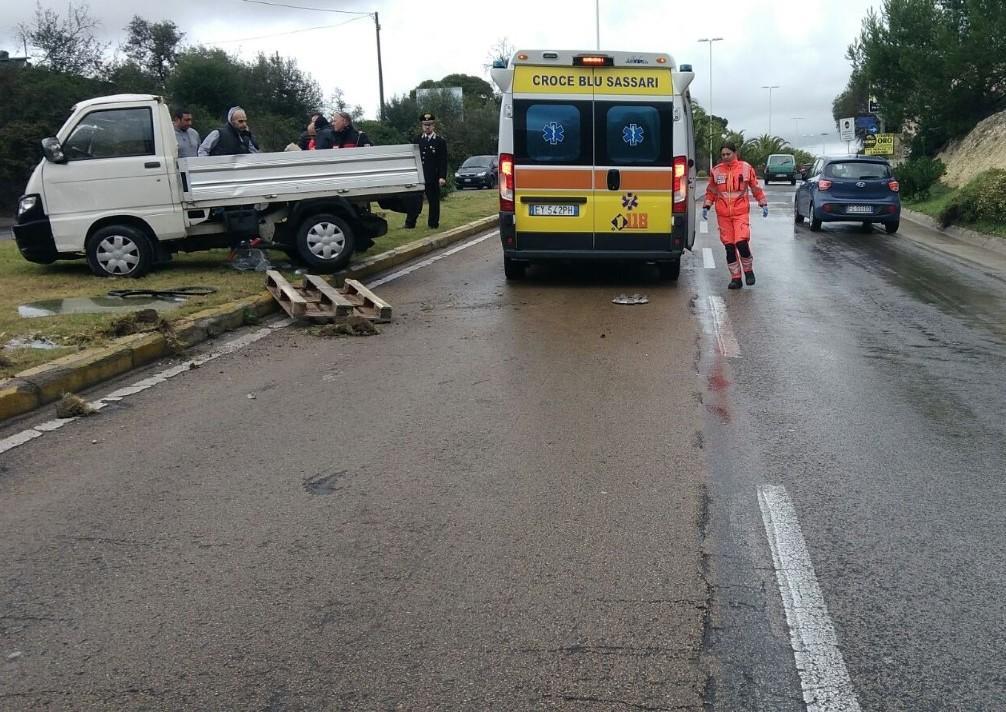 Sassari, perde il controllo del motocarro e finisce fuori strada 