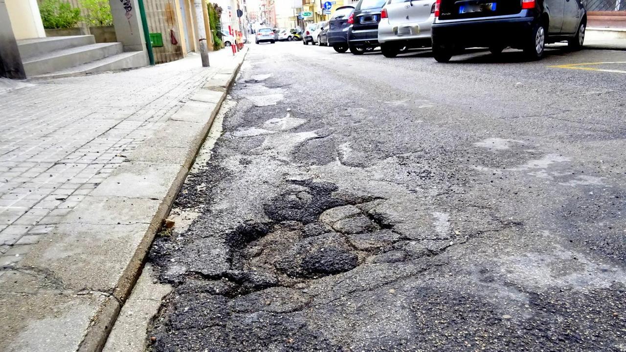 Crateri aperti nell’asfalto