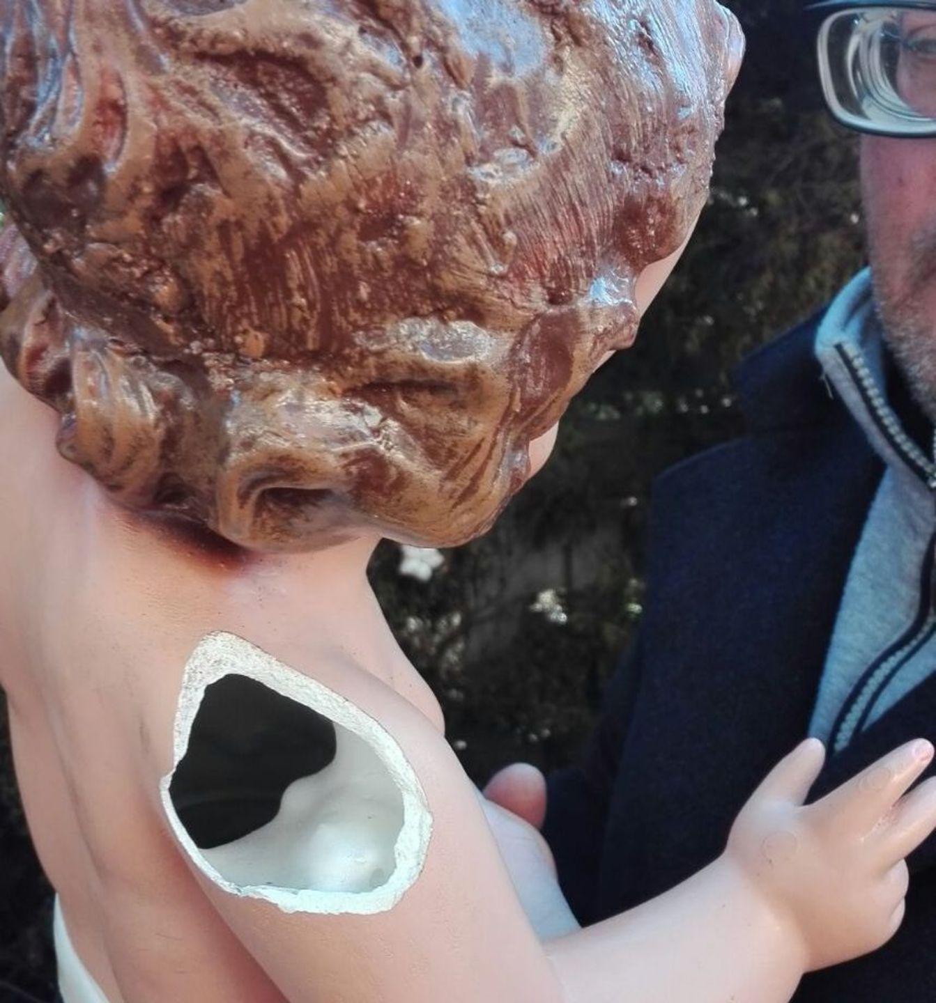 Chiaramonti, i vandali distruggono il Gesù bambino delle associazioni 