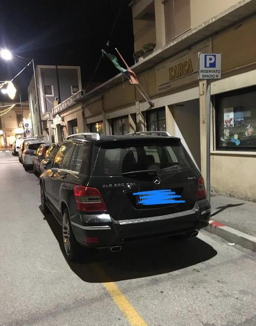 L’auto di Velo posteggiata nello spazio per i disabili 