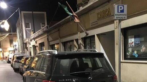 L’auto di Velo posteggiata nello spazio per i disabili