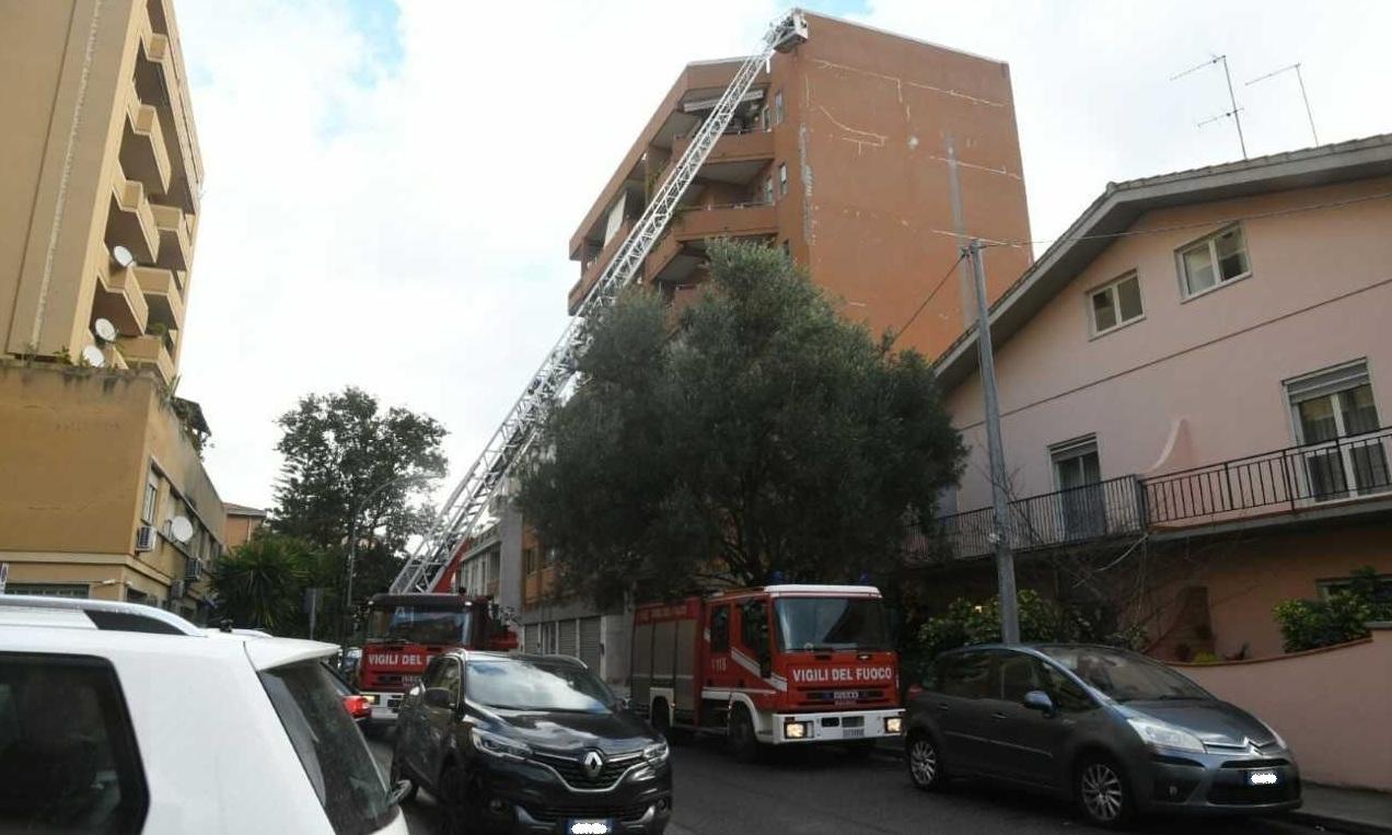 Caduta di calcinacci in via Canalis