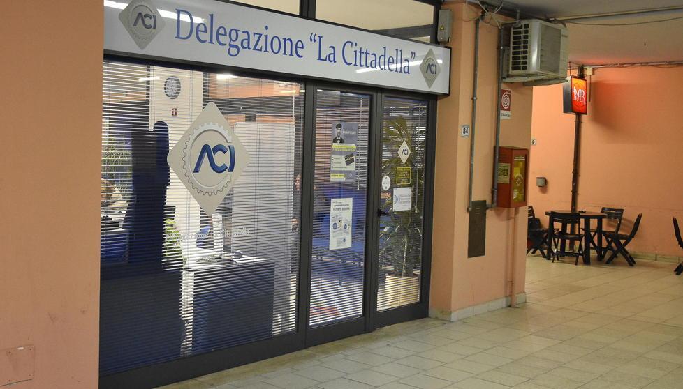 Impiegata a giudizio per i soldi dei bolli 