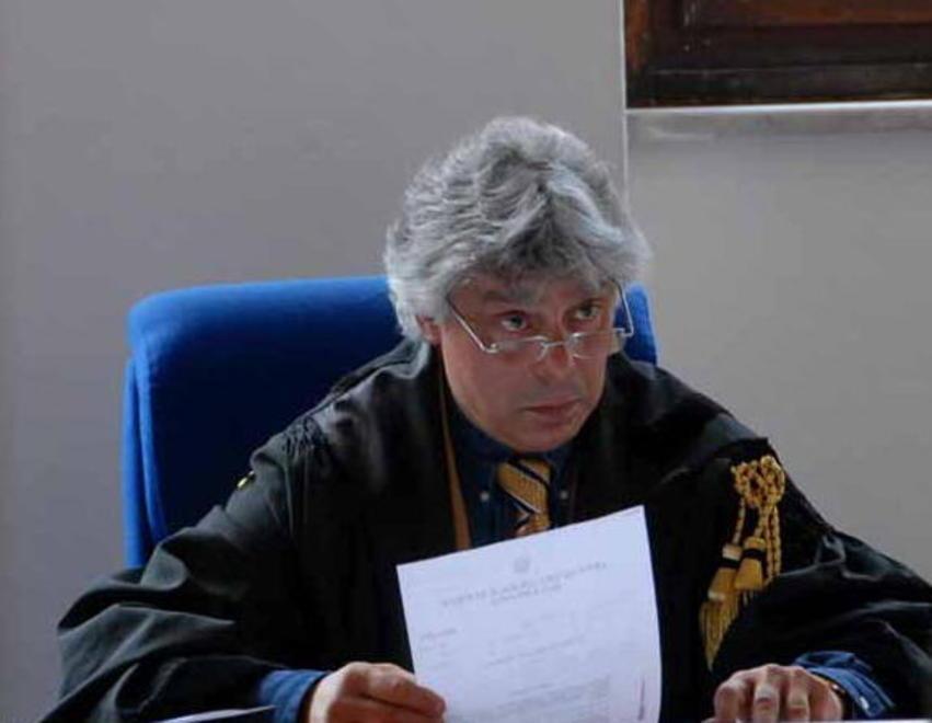 «Vieni qui che non c’è la microspia» 