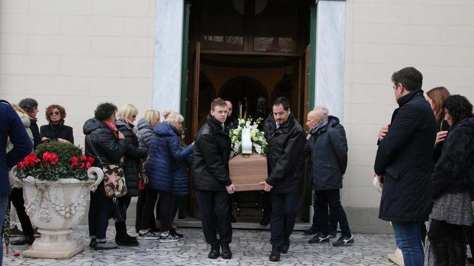 L’ultimo abbraccio a Graziano Fiacchini