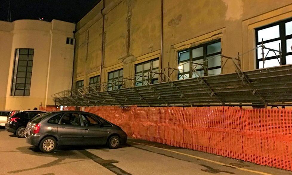 Altre transenne fuori dalla tribuna