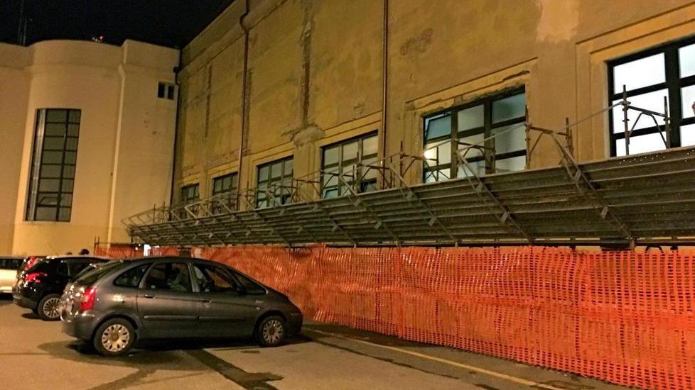 Altre transenne fuori dalla tribuna
