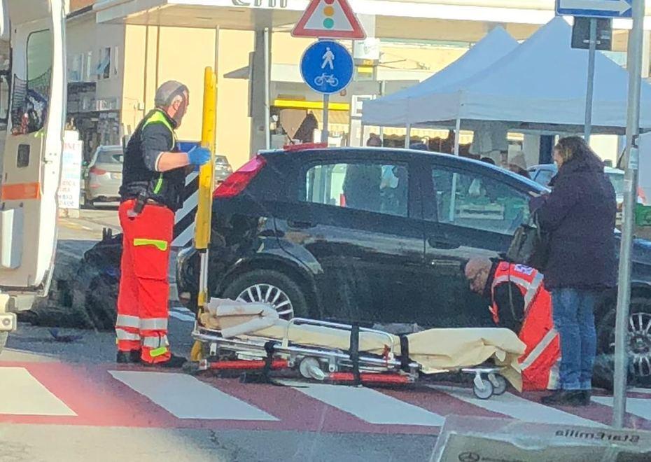 Investito sullo scooterone da un’auto 