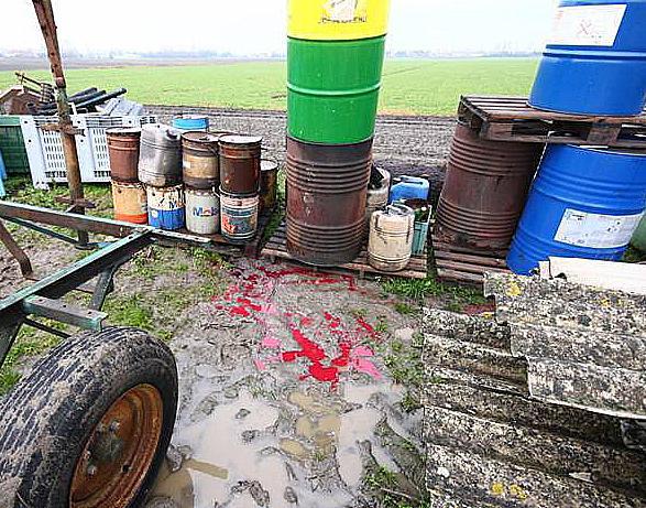 Dal terreno affiora anche cemento-amianto 