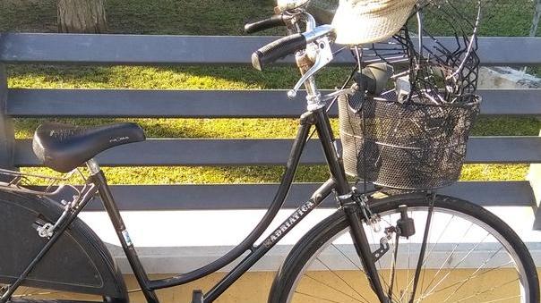 Auto tampona una bicicletta grave un anziano di 86 anni