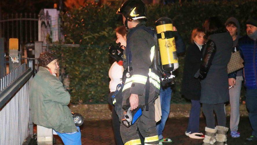 Otto famiglie fuori casa per un incendio