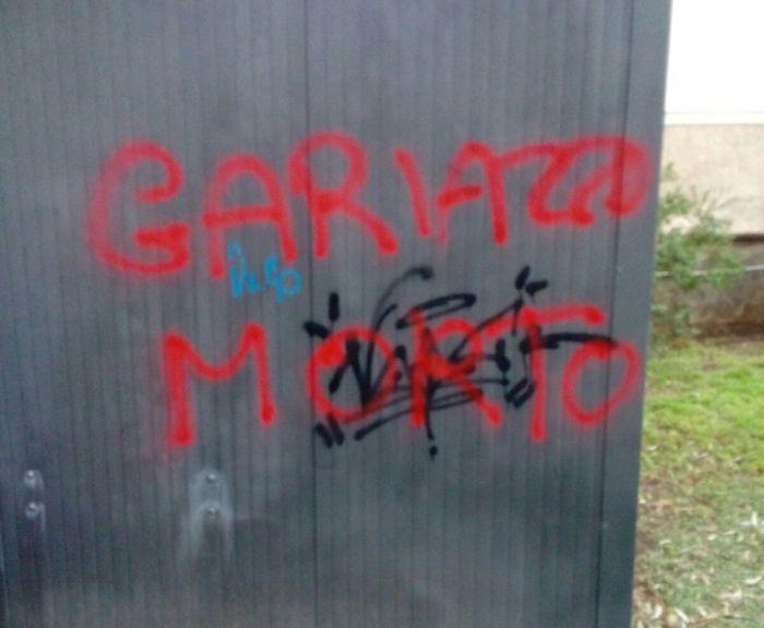 Una delle scritte contro il sindaco Gariazzo