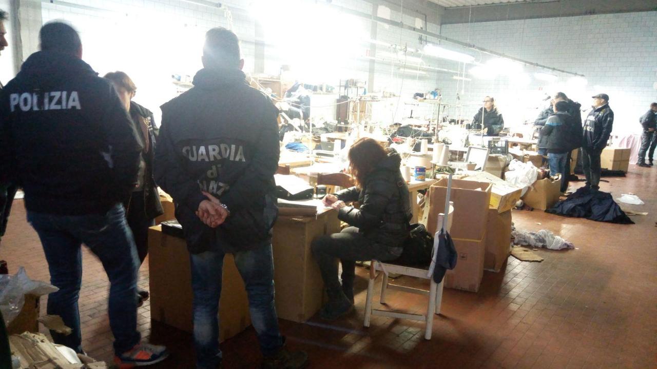 Un momento dei controlli inuna delle ditte di confezioni da parte della squadra interforze