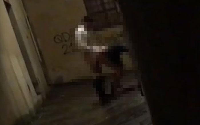 Fanno sesso in un vicolo del centro storico: filmati da un passante