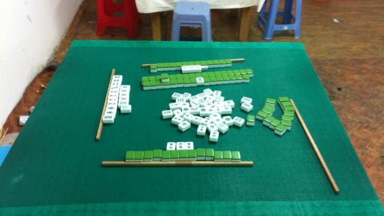 Un tavolo da gioco in una bisca clandestina sequestrata qualche annoi fa (foto d'archivio)
