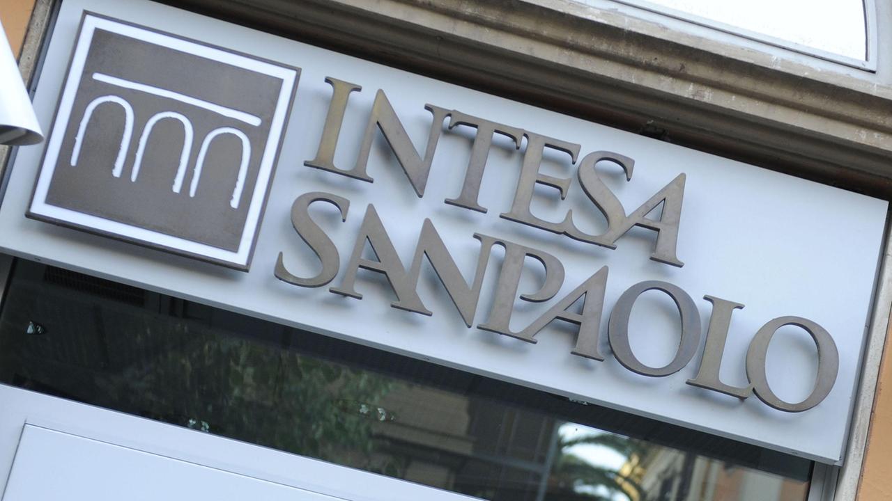 L'insegna della banca Intesa Sanpaolo