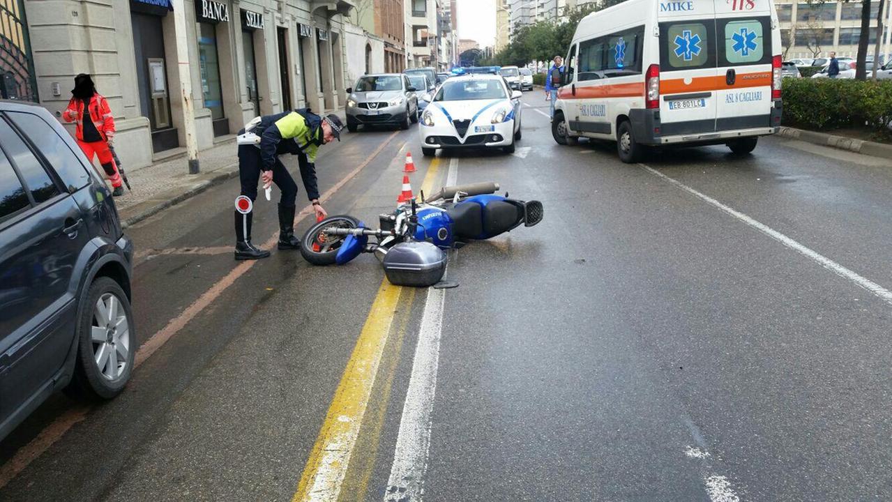 Scivola con la moto e si schianta contro un'auto, un ferito a Cagliari