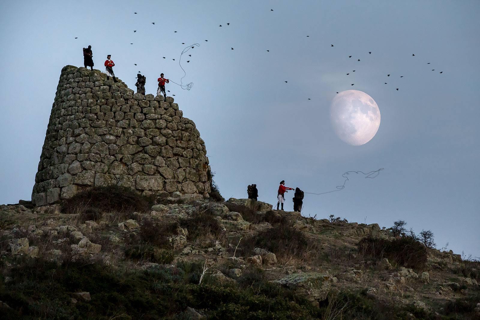 Una foto del calendario del Mamuthones realizzata da Tore Serra