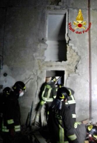 I vigili del fuoco durante le operazioni di soccorso