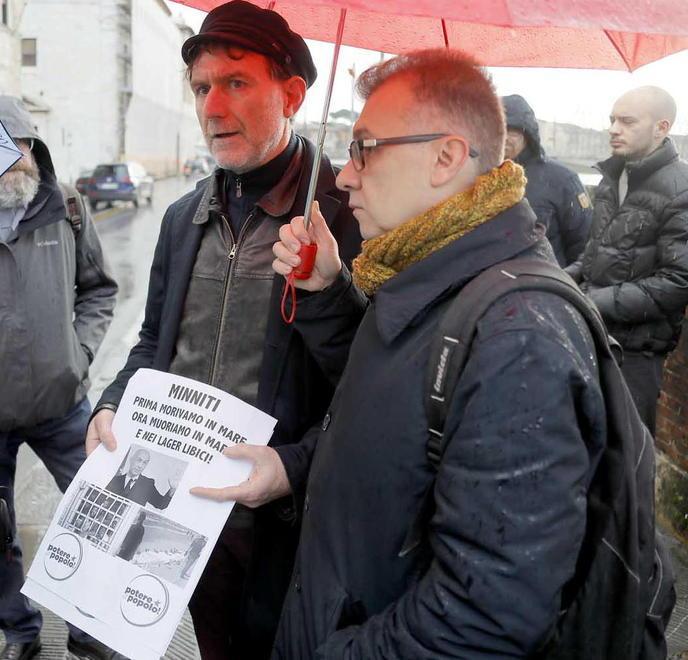 Presidio e protesta di Potere al Popolo fuori dal palazzo 