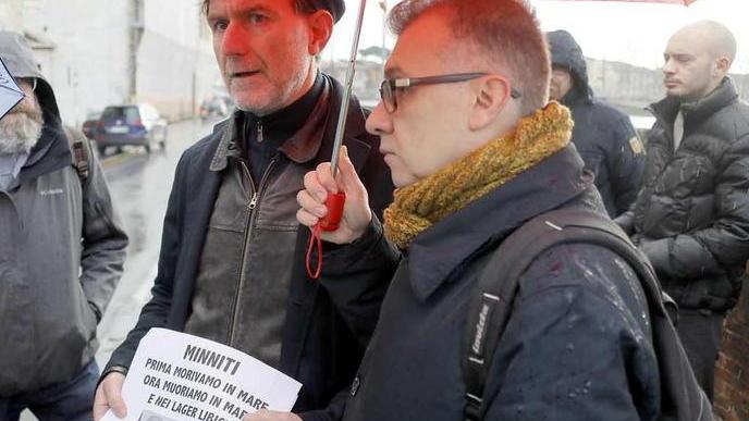 Presidio e protesta di Potere al Popolo fuori dal palazzo