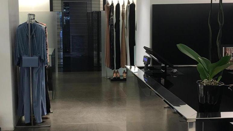Rubata borsa in un negozio: la commessa insegue i ladri