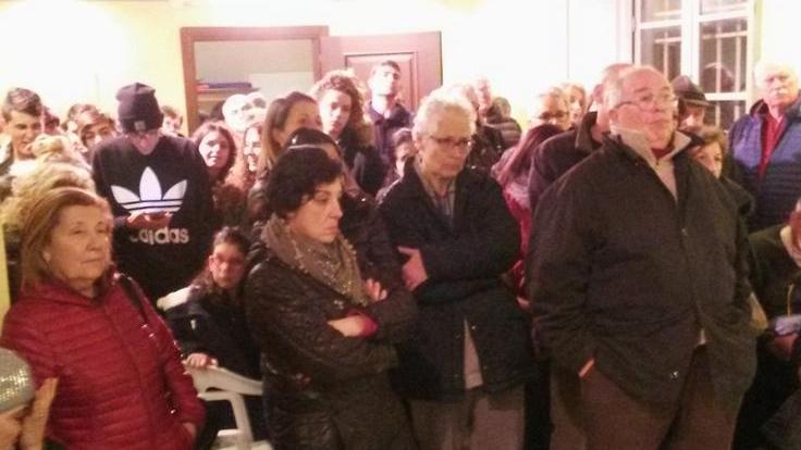 Raccolte duecento firme per far restare il parroco