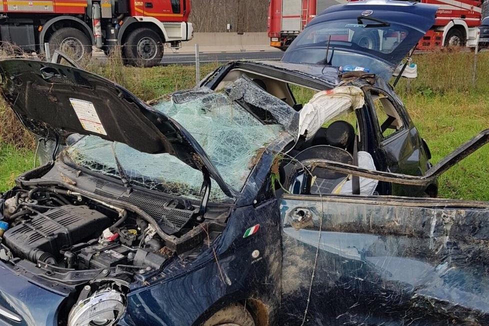 Sbanda in auto e si ribalta sull’A11 finendo nei campi 