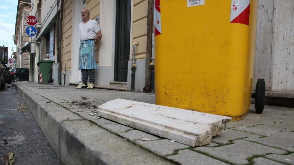 Lastra di travertino cade da un balcone