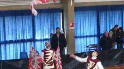 Sbandieratori all’opera in palestra
