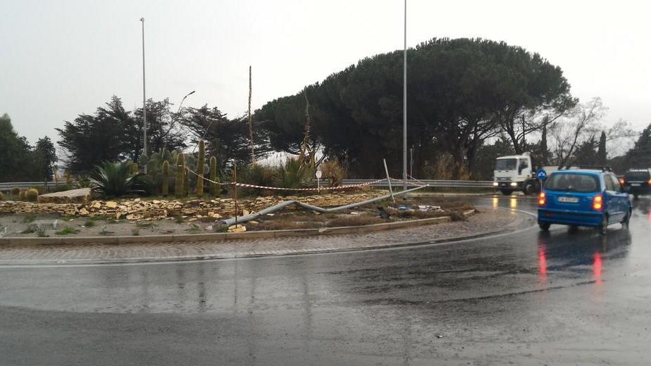 Rotatoria del cimitero, altro incidente