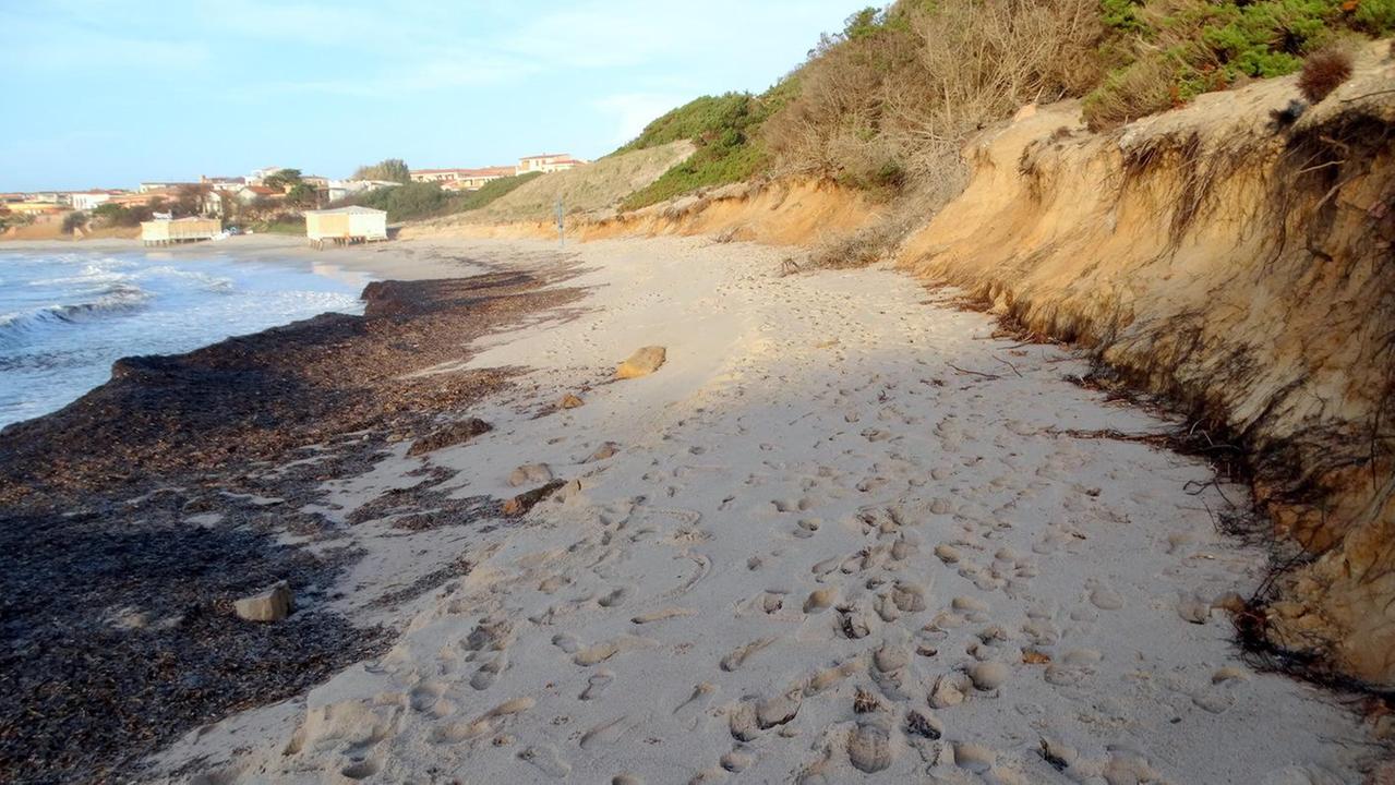 Isola Rossa, la spiaggia rischia di sparire 