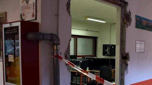 Scopre i ladri, rimedia un occhio nero