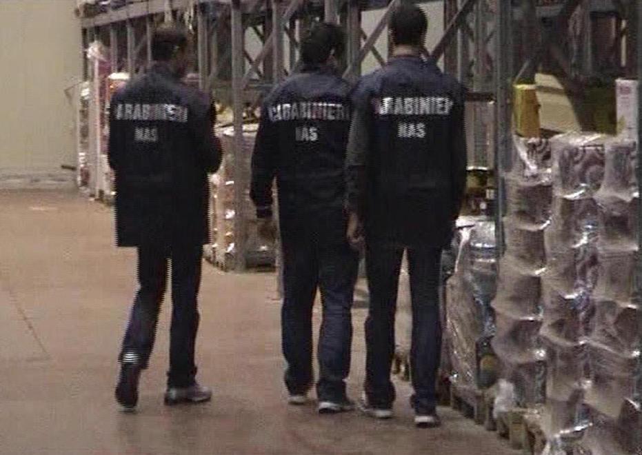 Cibi scaduti, sanzioni per bar e pizzeria