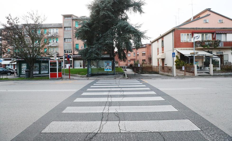 Più visibili le strisce su asfalto scuro